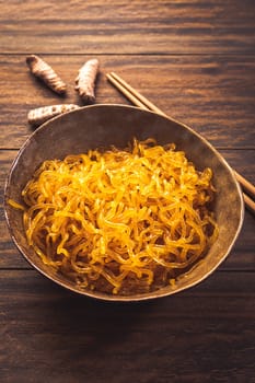 Curcuma seaweed noodles made from alginate (Sodium Alginate). Fresh kelp noodles as healthy alternative