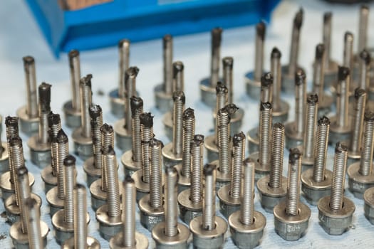 Screws with lubrication on an assembly table