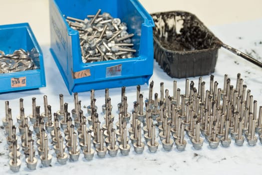 Screws with lubrication on an assembly table