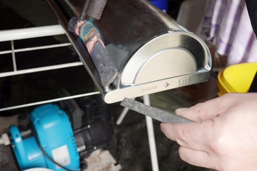 Rinnenendstück wird an eine neue Dachrinne gelötet