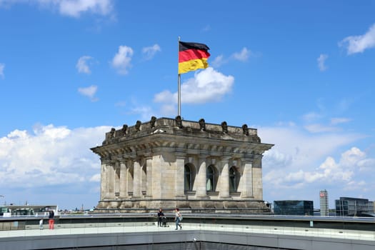 Aussichtsterrasse des Reichstages mit Deutschlandflagge, Deutschland, Berlin