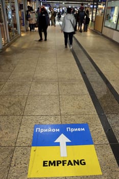 Wegweiser zu einer Auffangstation für ukrainische Flüchtlinge im Hauptbahnhof, Nordrhein-Westfalen, Deutschland,Köln
