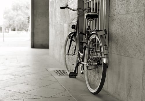 an abandoned bicycle on a house wall in downtown Berlin