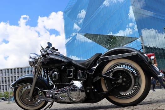 Harley Davidson Motorrad vor dem Cube Berlin, würfelförmiges Bürogebäude auf dem Washingtonplatz, direkt neben dem Hauptbahnhof, Deutschland, Berlin
