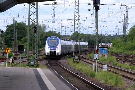 National Express-Triebwagen der Linie RE7 Rhein-Münsterland-Express erreicht den Bahnhof Hamm, Nordrhein-Westfalen, Deutschland