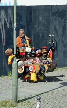 Strassenverkaeufer bietet an einem Stand Ostblock-Militaria als Souvenir an, Deutschland, Berlin