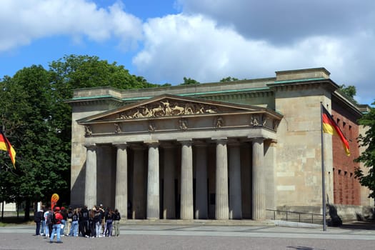 Schülergruppe vor der Neue Wache, Zentrale Gedenkstätte der Bundesrepublik Deutschland für die Opfer von Krieg und Gewaltherrschaft, Deutschland, Berlin