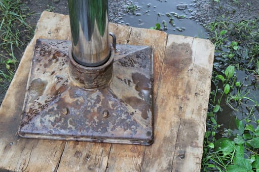 powerful hydraulic support, the hydraulic cylinder rests on the ground close-up