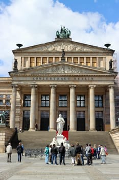 Schiller-Denkmal vor dem Schaupielhaus auf dem Gendarmenmarkt, Deutschland, Berlin