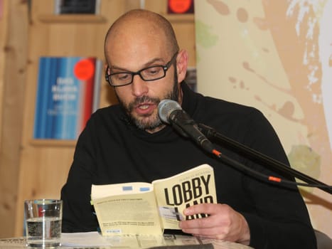 deutscher Politiker (Die PARTEI ) und Autor Marco Bülow bei einer Lesung zu seinem Buch Lobbyland am 02.02.2023 in Magdeburg