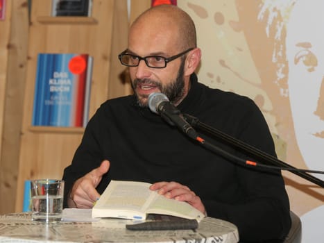 deutscher Politiker (Die PARTEI ) und Autor Marco Bülow bei einer Lesung zu seinem Buch Lobbyland am 02.02.2023 in Magdeburg