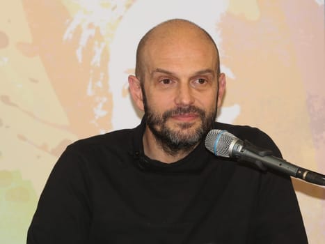 deutscher Politiker (Die PARTEI ) und Autor Marco Bülow bei einer Lesung zu seinem Buch Lobbyland am 02.02.2023 in Magdeburg