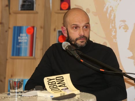 deutscher Politiker (Die PARTEI ) und Autor Marco Bülow bei einer Lesung zu seinem Buch Lobbyland am 02.02.2023 in Magdeburg