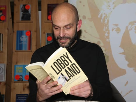 deutscher Politiker (Die PARTEI ) und Autor Marco Bülow bei einer Lesung zu seinem Buch Lobbyland am 02.02.2023 in Magdeburg