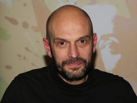 deutscher Politiker (Die PARTEI ) und Autor Marco Bülow bei einer Lesung zu seinem Buch Lobbyland am 02.02.2023 in Magdeburg