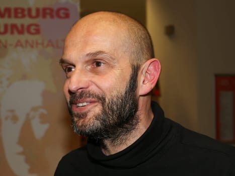 deutscher Politiker (Die PARTEI ) und Autor Marco Bülow bei einer Lesung zu seinem Buch Lobbyland am 02.02.2023 in Magdeburg