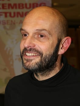 deutscher Politiker (Die PARTEI ) und Autor Marco Bülow bei einer Lesung zu seinem Buch Lobbyland am 02.02.2023 in Magdeburg