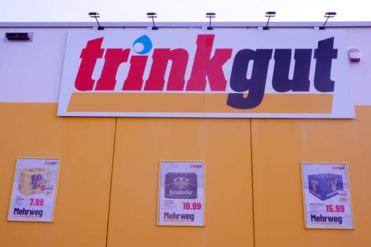 Symbolbild Filiale der Trinkgut Getränkeeinzelhandel GmbH, Tochterunternehmen der Edeka Rhein-Ruhr, Nordrhein-Westfalen, Deutschland