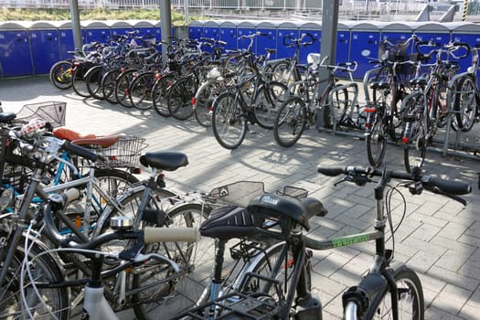 überdachter Fahrradparkplatz mit Fahrradgaragen am Bahnhof, Nordrhein-Westfalen, Deutschland, Euskirchen