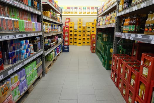 Symbolbild - große Softdrink-Auswahl in einem Getränkemarkt