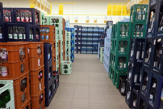 Symbolbild - große Mineralwasser-Auswahl in einem Getränkemarkt