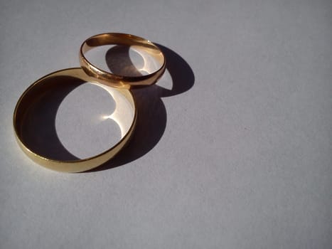 wedding rings made of gold