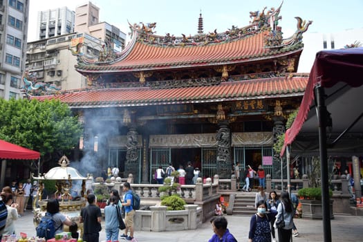 Group of tourists at Monga Longshan Temple