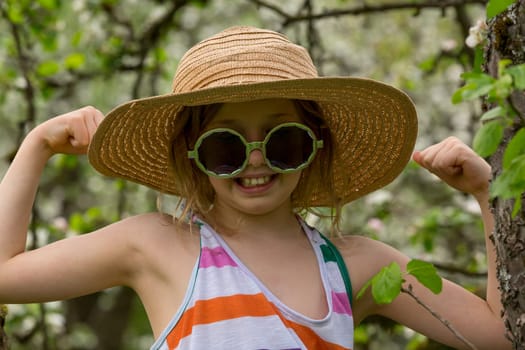 Portrait of a blonde girl with hat and sunglasses