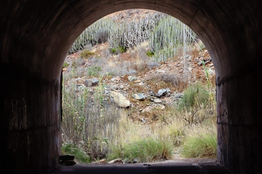 Zugang zum Barranco de los Guinchos durch eine Autobahnunterführung , Gran Canaria, Spanien, San Agustin
