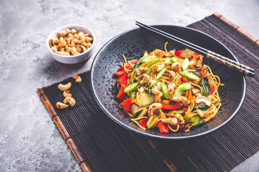 Stir fry noodles with chicken, vegetables and roasted cashew nuts