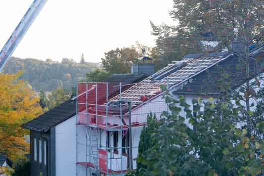 HEILIGENHAUS, NRW, GERMANY - OKTOBER 10, 2022:.Heiligenhaus, Nrw, Germany - Oktober 10, 2022:.Closeup of house roof top covered with ceramic shingles. Tiled covering of buildingMehrere Werte)