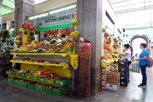 überwätigendes Obst- und Gemüseangebot in der Markthalle Mercado de Vegueta, Gran Canaria, Spanien, Las Palmas
