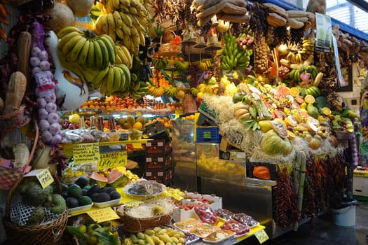 überwätigendes Obst- und Gemüseangebot in der Markthalle Mercado de Vegueta, Gran Canaria, Spanien, Las Palmas