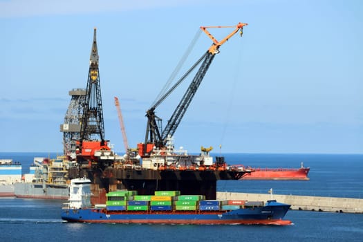 kleines Containerschiff verlässt den Hafen von Las Palmas, Gran Canaria, Spanien