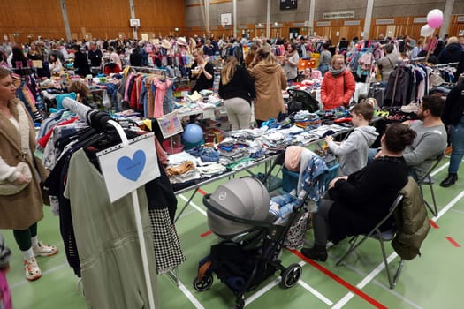 Kinder-Börse - Trödelmarkt für Kindersachen in einer Sporthalle - Symbolbild