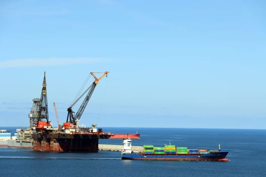 kleines Containerschiff verlässt den Hafen von Las Palmas, Gran Canaria, Spanien