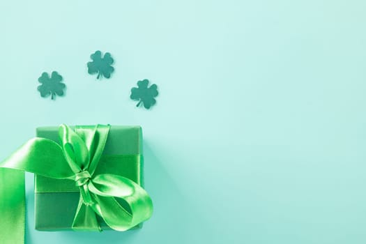 St Patricks Day decoration background concept. shamrocks leaves holiday symbol with copy space on pastel background, above view gift box green clover leaves festive decor, Banner greeting card