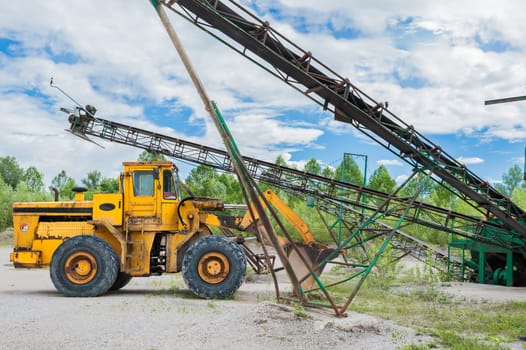Old yellow bulldozer, for the displacement of the gravel