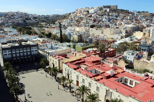 Blick von der Aussichtsplattform der Santa Ana Kathedrale über den gleinchnamigen Platz mit dem Rathaus, Gran Canaria, Spanien, Las Palmas