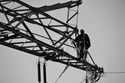 Fitter on a high-voltage mast