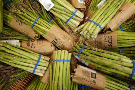 importierter grüner Spargel in einem Lebensmittelgeschäft