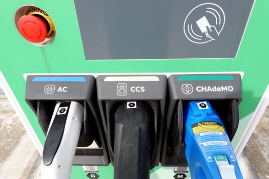 Ladestation für E-Autos mit den 3 unterschiedlichen Stecker-Typen AC Type1, CHAdeMO und CCS Combo2