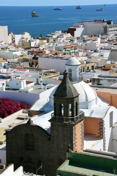 Blick von der Aussichtsplattform der Santa Ana Kathedrale über die San Francisco de Borja-Kirche zur Reede, Gran Canaria, Spanien