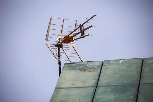 A VHF antenna for receiving radio signals is located on a roof.