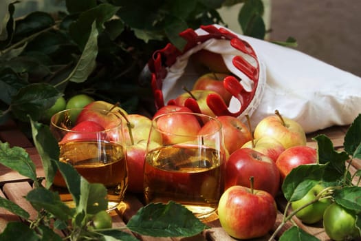 Fresh apple juice and aepfel on a wooden table