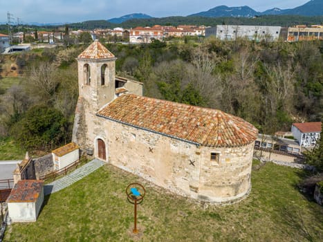 Sant Marti de Capellada is a small chapel in the municipality of Besalu, Garrotxa. It forms part of the Inventory of the Architectural Heritage of Catalonia.
