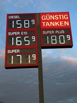 The fuel prices continue to tumble: Currently,the fuel prices are in the basement as not for a long time. In Freiburg im Breisgau (Baden-Württemberg/Germany),for example,a liter of diesel cost 1.589 euros on Tuesday evening. In long queues,motorists crowded to the gas stations. And for ADAC members who have a credit card from the automobile club,the fuel is even cheaper,because there is a 3 percent discount per liter.