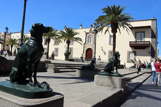 Hundeskulpturen auf der Plaza Santa Ana, Gran Canaria, Spanien, Las Palmas