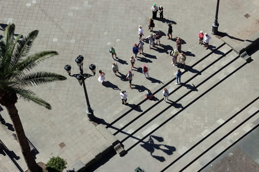 Touristengruppe auf der Plaza Santa Ana vor der gleichnamige Kathedrale - Blick von der Aussichtsplattform der Kirche, Gran Canaria, Spanien, Las Palmas