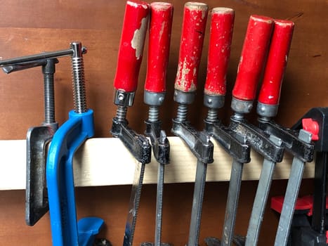 heap screw clamps in a carpentry workshop